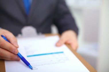 Dosya klasörleri, arka planda raflarda duran