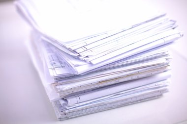 dosya yığını, beyaz arka plan ile dosya klasörü