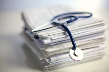 Kitaplar klasör dosyası ve beyaz arka plan üzerinde izole stetoskop