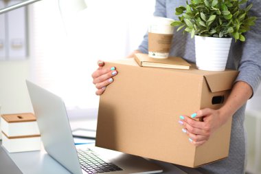 Office, gülümseyen, kutu ambalaj hareketli iş adamları mutlu takım