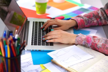 designer Resepsiyon Dijital dönüştürücü kullanarak ofisinde çalışan