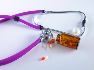 Beyaz arka plan üzerinde izole hapları ile sağlık stetoskop