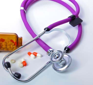 Beyaz arka plan üzerinde izole hapları ile sağlık stetoskop