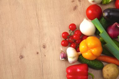Ahşap bir masa üzerinde organik sebze yığını