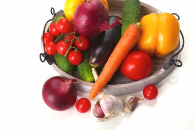 Beyaz arka planda taze sonbahar sebzeleri