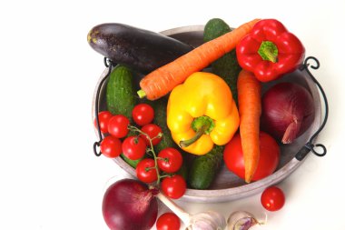 Beyaz arka planda taze sonbahar sebzeleri