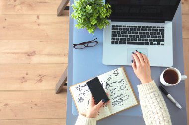 designer Resepsiyon Dijital dönüştürücü kullanarak ofisinde çalışan