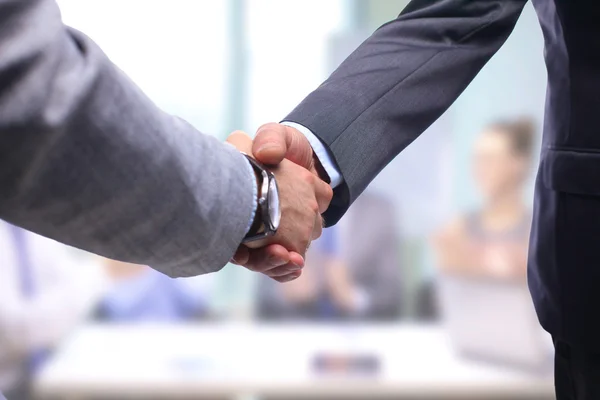 Obchodní handshake. Dvěma roztřesené ruce s sebou v kanceláři — Stock fotografie