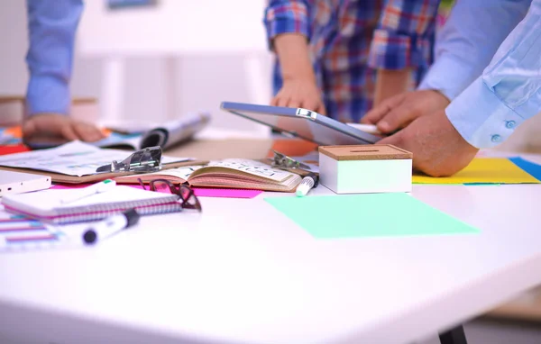 Close-Up üç genç yaratıcı tasarımcılar birlikte proje üzerinde çalışıyor. Takım çalışması