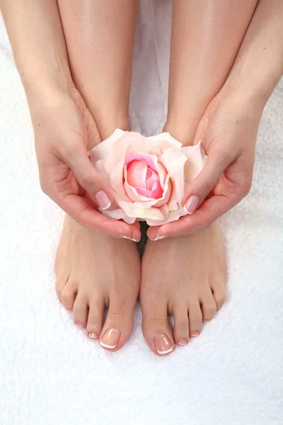 Крупним планом фото красивих жіночих ніг з педикюром — стокове фото