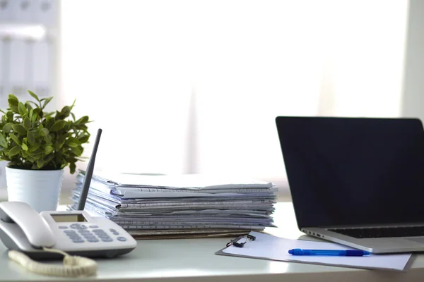 Laptop mit Ordnerstapel auf Tisch auf weißem Hintergrund — Stockfoto