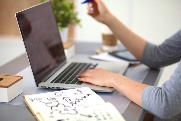 Junge Geschäftsfrau arbeitet an einem Laptop — Stockfoto