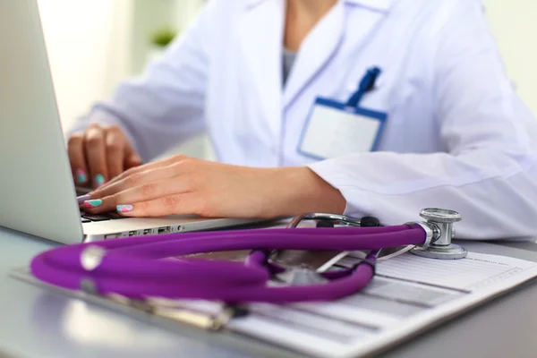 Médecin au bureau de la table — Photo