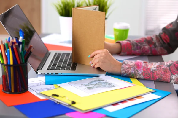 Designer trabalhando na mesa usando digitalizador em seu escritório — Fotografia de Stock