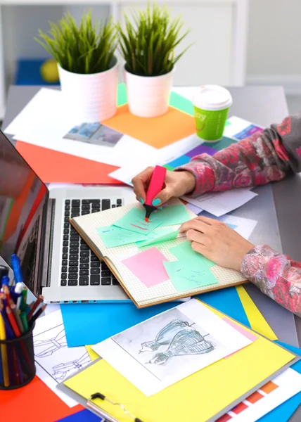 Designer trabalhando na mesa usando digitalizador em seu escritório — Fotografia de Stock