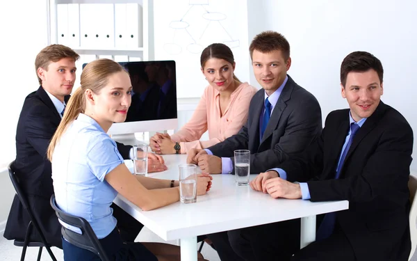 Incontro d'affari - manager che discute il lavoro con i colleghi — Foto Stock