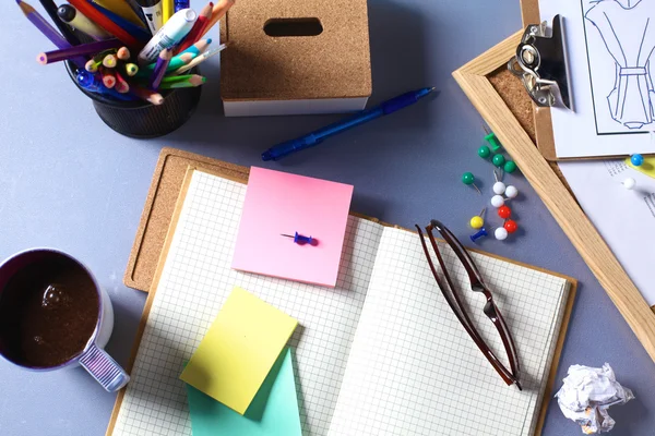 Bureau d'un artiste avec beaucoup d'objets de papeterie — Photo