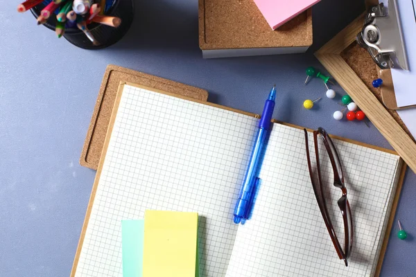 Escritorio de un artista con muchos objetos de papelería — Foto de Stock