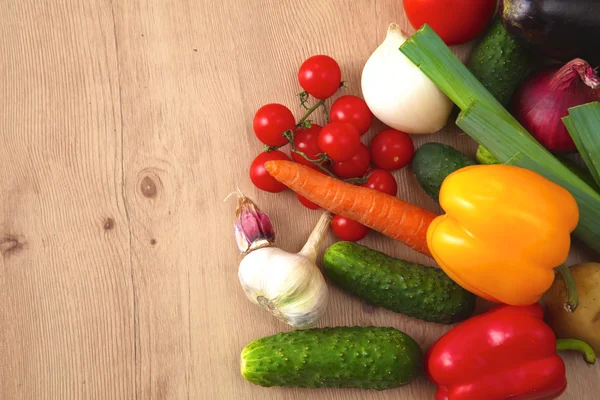 Pile de légumes bio sur une table en bois — Photo