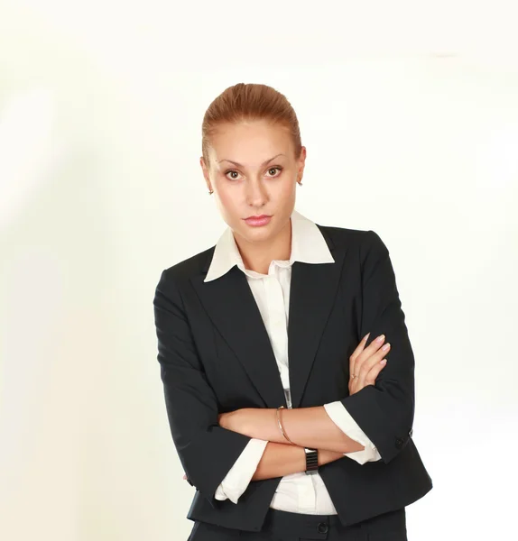 Retrato de chica de belleza. Mujer joven natural con la cara limpia sentada en la mesa blanca apoyada en sus codos, sobre fondo blanco — Foto de Stock