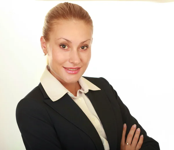 Schoonheidsmeisje portret. jonge natuurlijke vrouw met schoon gezicht zitten aan witte tafel leunend op haar ellebogen, over witte achtergrond — Stockfoto