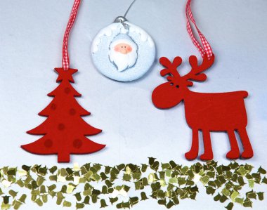 Noel. Ren geyiği ve Noel ağacı izole beyaz