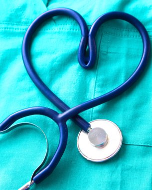 şekillendirme bir kalp ve tıbbi bir Tekdüzen, closeup Panosu'nda bir stetoskop