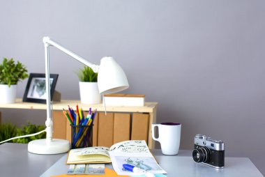 Aletler ve kamera üzerinde yatarken ile tasarımcı tablo