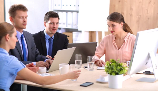 Zakelijke bijeenkomst - manager werk met zijn collega's bespreken — Stockfoto