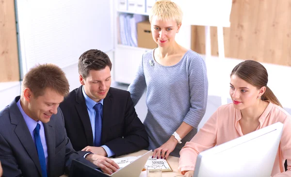 Geschäftstreffen - Manager bespricht Arbeit mit Kollegen — Stockfoto