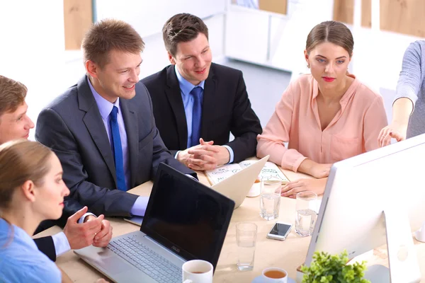 Incontro d'affari - manager che discute il lavoro con i colleghi — Foto Stock