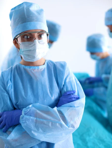 Une équipe de chirurgiens en uniforme opère un patient à la clinique de chirurgie cardiaque — Photo