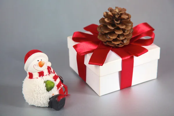 Lindo muñeco de nieve sonriente en sidin regalo de Navidad — Foto de Stock