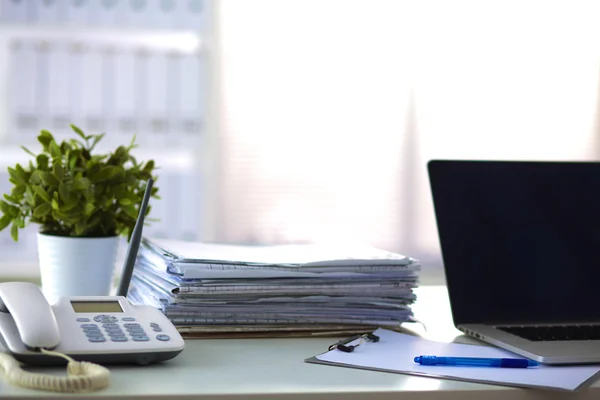 Laptop mit Ordnerstapel auf Tisch auf weißem Hintergrund — Stockfoto