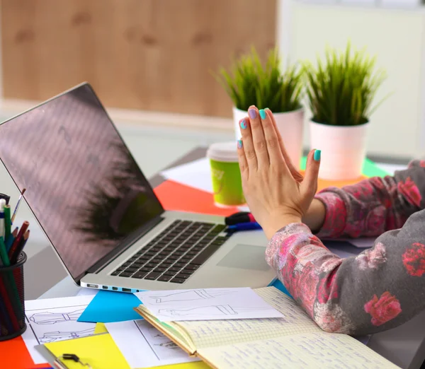 Designer trabalhando na mesa usando digitalizador em seu escritório — Fotografia de Stock