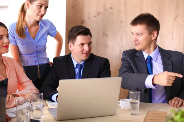 Reunión de negocios - Gerente discutiendo el trabajo con sus colegas — Foto de Stock