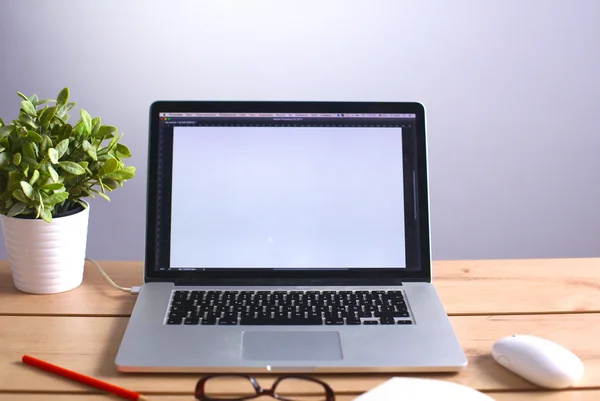 Laptop staat op een houten tafel — Stockfoto