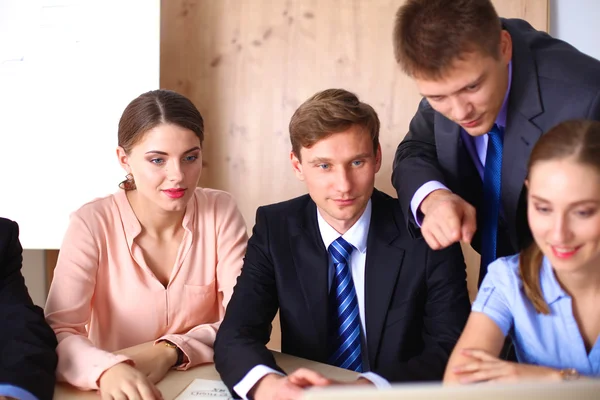 Affärsmöte - manager diskuterar arbetet med kollegorna — Stockfoto