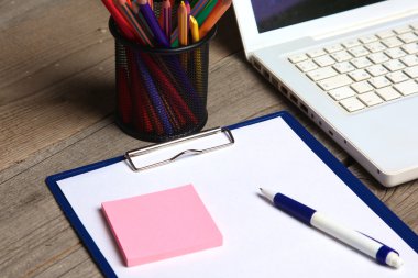 Defter ve laptop eski ahşap masa