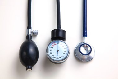 Tansiyon ölçer tıbbi malzeme üzerinde beyaz izole