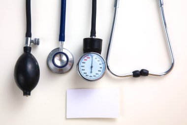 Tansiyon ölçer tıbbi malzeme üzerinde beyaz izole