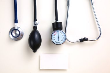 Tansiyon ölçer tıbbi malzeme üzerinde beyaz izole