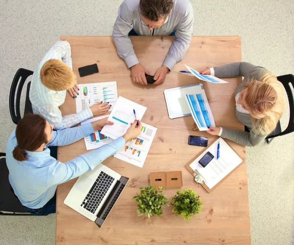 Imagen de los socios comerciales discutiendo documentos e ideas en la reunión — Foto de Stock