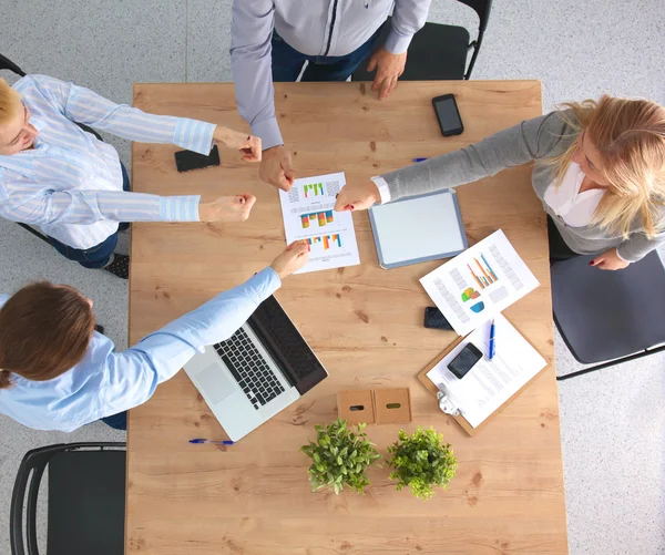 Imagen de los socios comerciales discutiendo documentos e ideas en la reunión — Foto de Stock