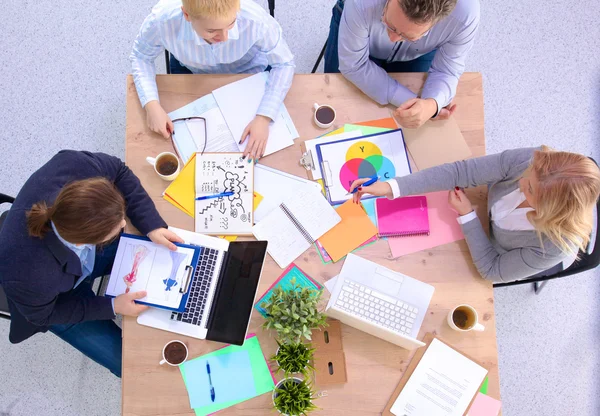 Imagen de los socios comerciales discutiendo documentos e ideas en la reunión — Foto de Stock