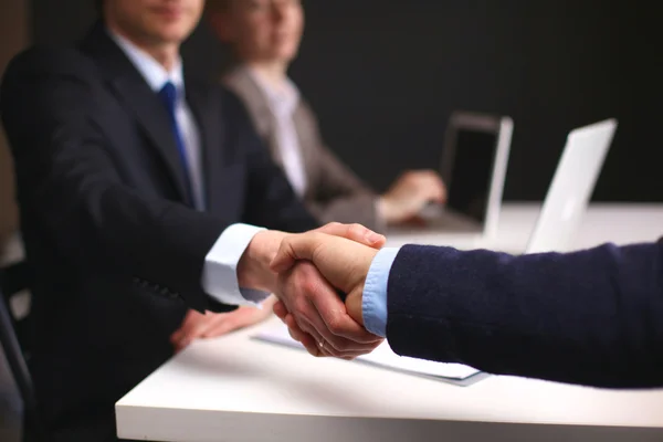 Üzleti kézfogás. Két üzletember kezet egymással az irodában — Stock Fotó
