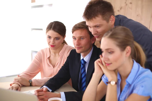 Zakelijke bijeenkomst - manager werk met zijn collega's bespreken — Stockfoto