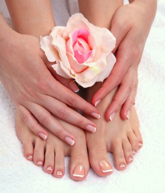 Kırmızı pedikür beyaz üzerine izole edilmiş güzel bir kadın ayağının yakın plan fotoğrafı.