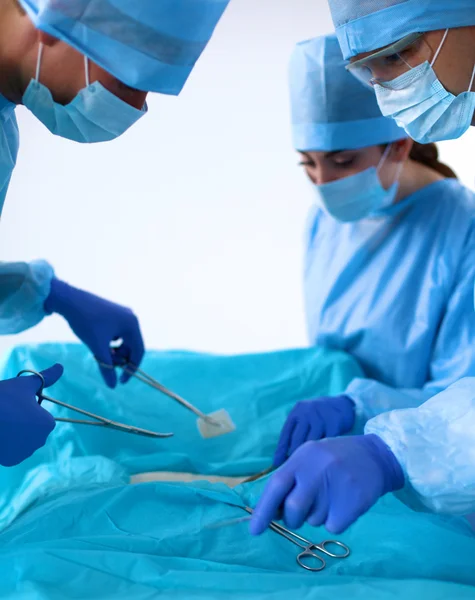Une équipe de chirurgiens au travail dans la salle d'opération — Photo