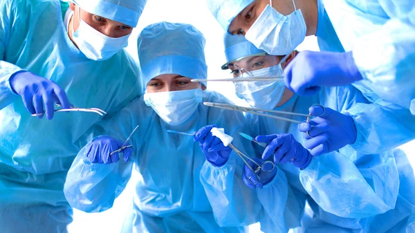 Team av kirurg i uniform utföra åtgärden på en patient vid hjärtkirurgi kliniken — Stockfoto
